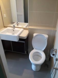 une salle de bain avec des toilettes blanches et un lavabo dans l'établissement Lovers Island homestay, à Batu Ferringhi 5 autres photos
