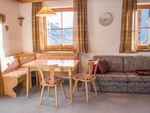 Ruang duduk di Apartment in Mittersill near KitzSki Lift