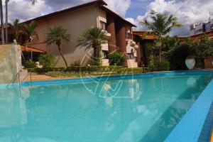 uma piscina em frente a uma casa em Recanto das Águas Quentes - TURISMO em Rio Quente