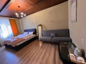 Postel nebo postele na pokoji v ubytování Hotel Old Tbilisi 5 rooms