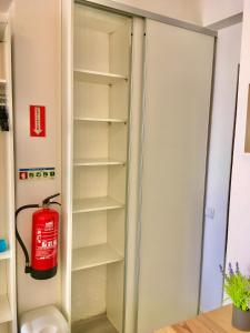 um armário de vidro com um extintor de incêndio em Villa Marias - Ferragudo em Ferragudo