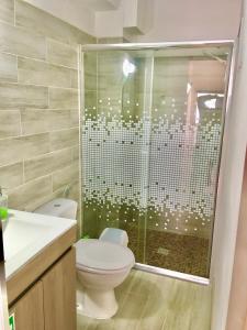 uma casa de banho com um WC e um chuveiro em Villa Marias - Ferragudo em Ferragudo