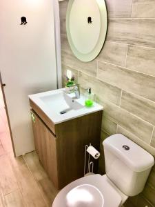 フェラグドにあるVilla Marias - Ferragudoのバスルーム(トイレ、洗面台、鏡付)