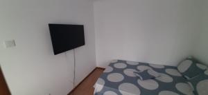 En eller flere senge i et værelse på Apartament Claudia + 8 billeder