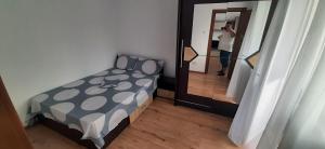 En eller flere senge i et værelse på Apartament Claudia