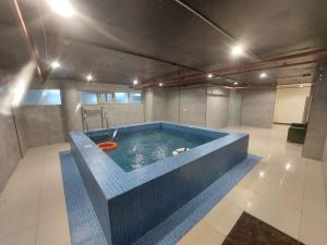 uma grande banheira azul num quarto em Smayah Residence em Riade