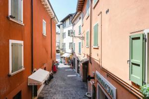 un callejón entre dos edificios en una ciudad en Stella House en Desenzano del Garda