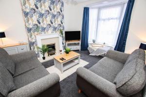 a living room with two couches and a fireplace at Modern, stylish city centre 3 bed property sleeps 6 in Lincoln
