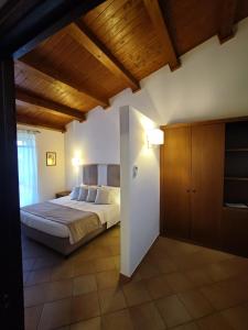 sypialnia z dużym łóżkiem i drewnianym sufitem w obiekcie Masseria Pietrafitta w mieście Foggia