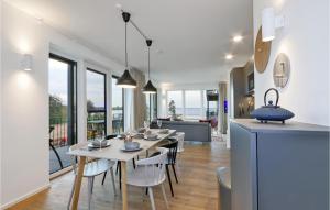 een eetkamer en een woonkamer met een tafel en stoelen bij 2 Bedroom Beach Front Apartment In Lembruch-dmmer See in Lembruch
