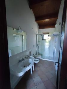 Koupelna v ubytování Masseria Pietrafitta + 36 fotografií