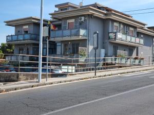 un edificio al lado de una calle de la ciudad en B&B United States of Europe, en Catania