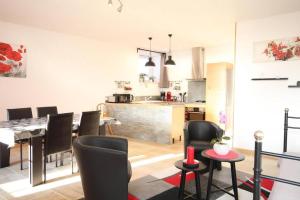 uma cozinha e sala de jantar com mesa e cadeiras em Gîte Darcey la Jolie 6/8 pers. em Darcey