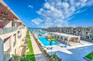 an apartment with a swimming pool and the ocean at Elite Residence Aqua Park in Ain Sokhna