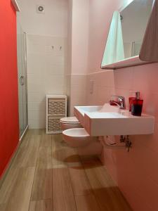 un bagno con un lavandino bianco e un water di Enjoy Home Sorrento a Sorrento Altre 37 foto