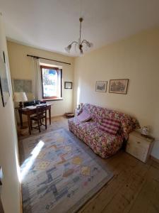 a living room with a couch and a table at L' antica Casa di Maria Lilia in Pieve di Cadore