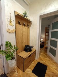 una camera con armadio in legno e porta di ODMORKO Zemun a Belgrado