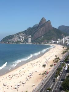 een uitzicht op een strand met mensen en de oceaan bij Sol Ipanema Hotel in Rio de Janeiro