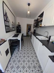 eine Küche mit einem Waschbecken und einem Tisch darin in der Unterkunft Casa di Nico in Finale Ligure