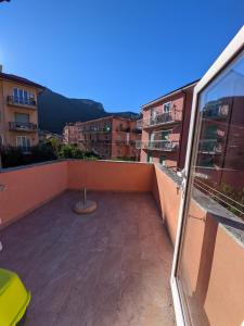 einen Balkon mit Stadtblick in der Unterkunft Casa di Nico in Finale Ligure