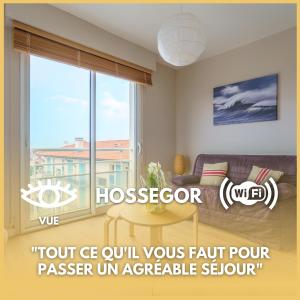salon z kanapą i dużym oknem w obiekcie * Hossegor * Plage 100m * Vue sur les pins *Surf w mieście Soorts-Hossegor