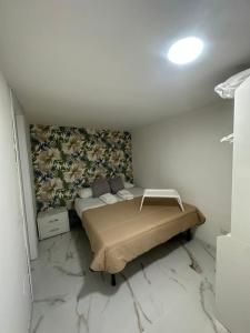 una camera con un letto in una stanza con pavimenti in marmo di San Matteo House a Napoli