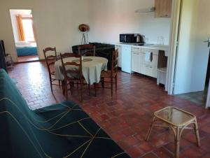 a kitchen and dining room with a table and chairs at Appartement dans village calme à 5 min des lacs in Mathaux