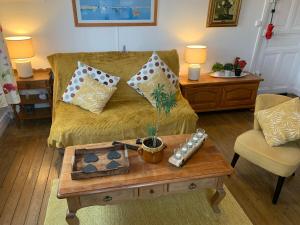 ein Wohnzimmer mit einem Sofa und einem Couchtisch in der Unterkunft 45 Grande Rue in Ault