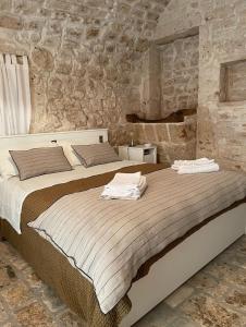 A bed or beds in a room at Masseria I Raffi b&b