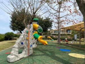 een park met een speeltuin met een glijbaan bij פרינסס סוויט קיסריה in Caesarea