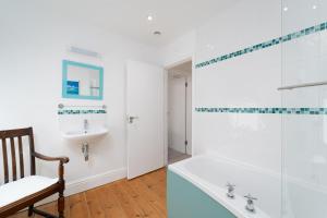 uma casa de banho com uma banheira e um lavatório em Orla-Mo Victorian Captains House,St Ives,Cornwall,Sleeps10-15,Parking4cars,Refurb2022 em St Ives