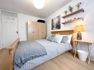 a bedroom with a bed and a desk with a lamp at Cool Place 02 Academy in London