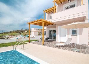 uma casa com piscina e guarda-sol em Regina Villa - Family Dream with double pool em Lakhania