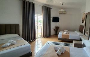 Postel nebo postele na pokoji v ubytování Hotel de Ksamil
