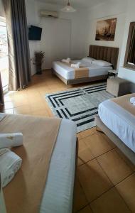 Postel nebo postele na pokoji v ubytování Hotel de Ksamil