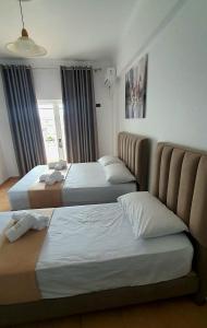 Postel nebo postele na pokoji v ubytování Hotel de Ksamil