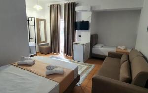 Postel nebo postele na pokoji v ubytování Hotel de Ksamil