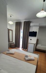 Postel nebo postele na pokoji v ubytování Hotel de Ksamil