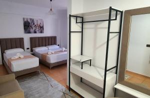 Postel nebo postele na pokoji v ubytování Hotel de Ksamil