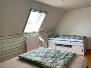 une chambre avec un lit, un bureau et une fenêtre dans l'établissement Maisonette Apartment Family & Business nähe Heidelberg I Küche I 6 Schlafplätze, à Sinsheim
