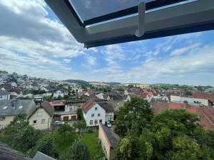 - une vue sur une ville avec des maisons et des toits dans l'établissement Maisonette Apartment Family & Business nähe Heidelberg I Küche I 6 Schlafplätze, à Sinsheim