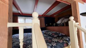 Ce lit superposé se trouve dans un dortoir doté de lits superposés. dans l'établissement Onze Logeerkamer, à Deil