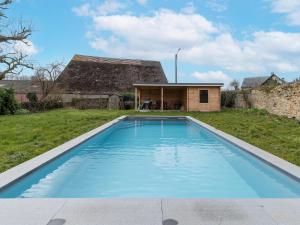 una piscina en el patio de una casa en Spacious holiday home in Doische with private pool, en Doische