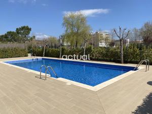 - une piscine au milieu d'une cour dans l'établissement PARC DELS ESTANYS BLOC 1 BAIXOS C, à Platja d'Aro