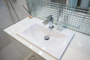 Fotografia z galérie ubytovania Kierbedzia 6 - Bezpłatny podziemny parking - free parking - Piękny ogródek z tarasem - 2km Łazienki Królewskie - WiFi - Smart TV 50 cali - Good Apartments vo Varšave