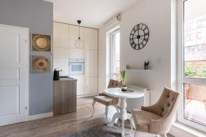 Fotografia z galérie ubytovania Kierbedzia 6 - Bezpłatny podziemny parking - free parking - Piękny ogródek z tarasem - 2km Łazienki Królewskie - WiFi - Smart TV 50 cali - Good Apartments vo Varšave