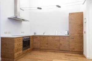 O bucătărie sau chicinetă la Porta Venezia Elegant Penthouse with Terrace +22 fotografii