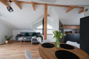 Posezení v ubytování RABA RESORT - Domki i Apartamenty pod Krakowem