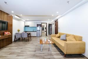 峴港的住宿－SWEDEN HOTEL and APARTMENT，客厅配有沙发和桌子