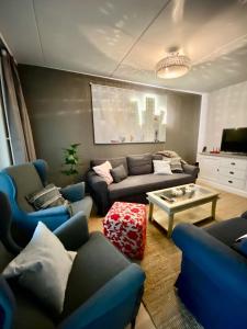 Sala de estar con sofás azules y mesa de centro en Beautiful penthouse in the center of Helsinki, en Helsinki